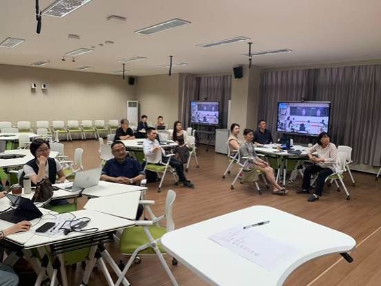 会议室里的人们 AI 生成的内容可能不正确。