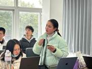 人们在看台上的人和电脑 低可信度描述已自动生成